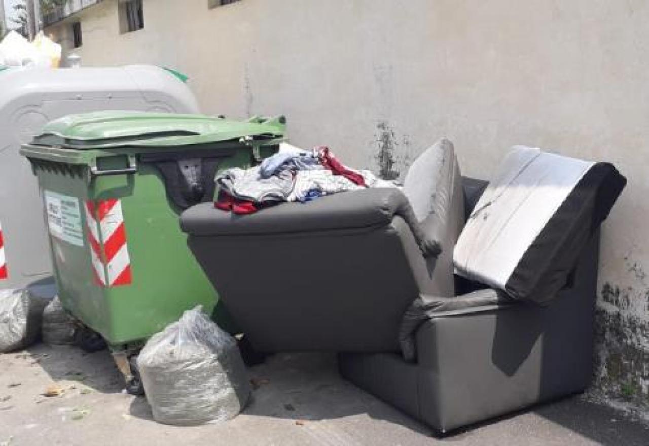 Quel divano abbandonato in strada