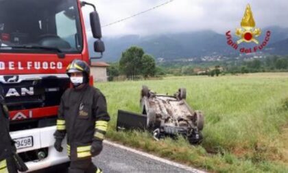 Rifreddo, conducente estratto dal veicolo sulla Provinciale