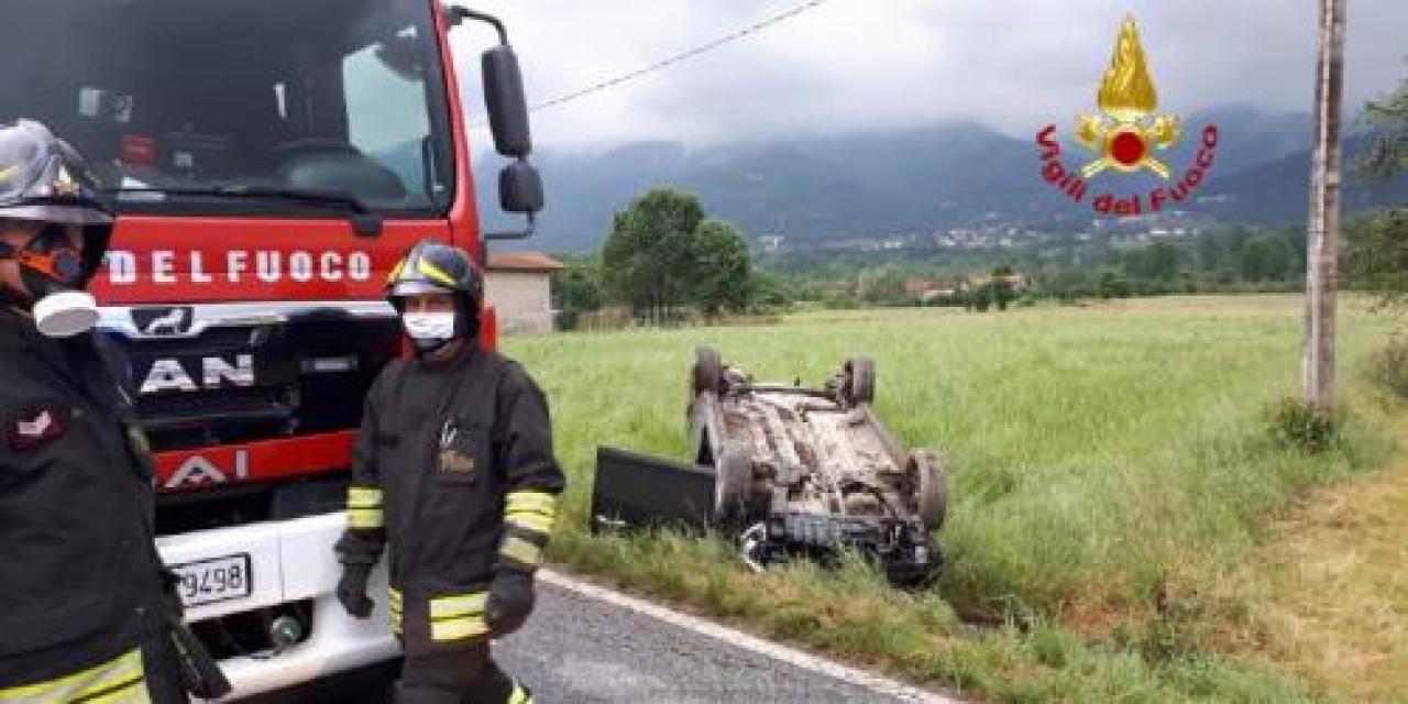 Rifreddo, conducente estratto dal veicolo sulla Provinciale