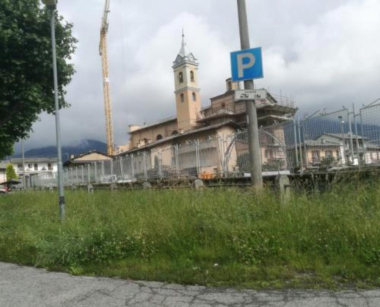 Sfalcio in piazzetta Piave