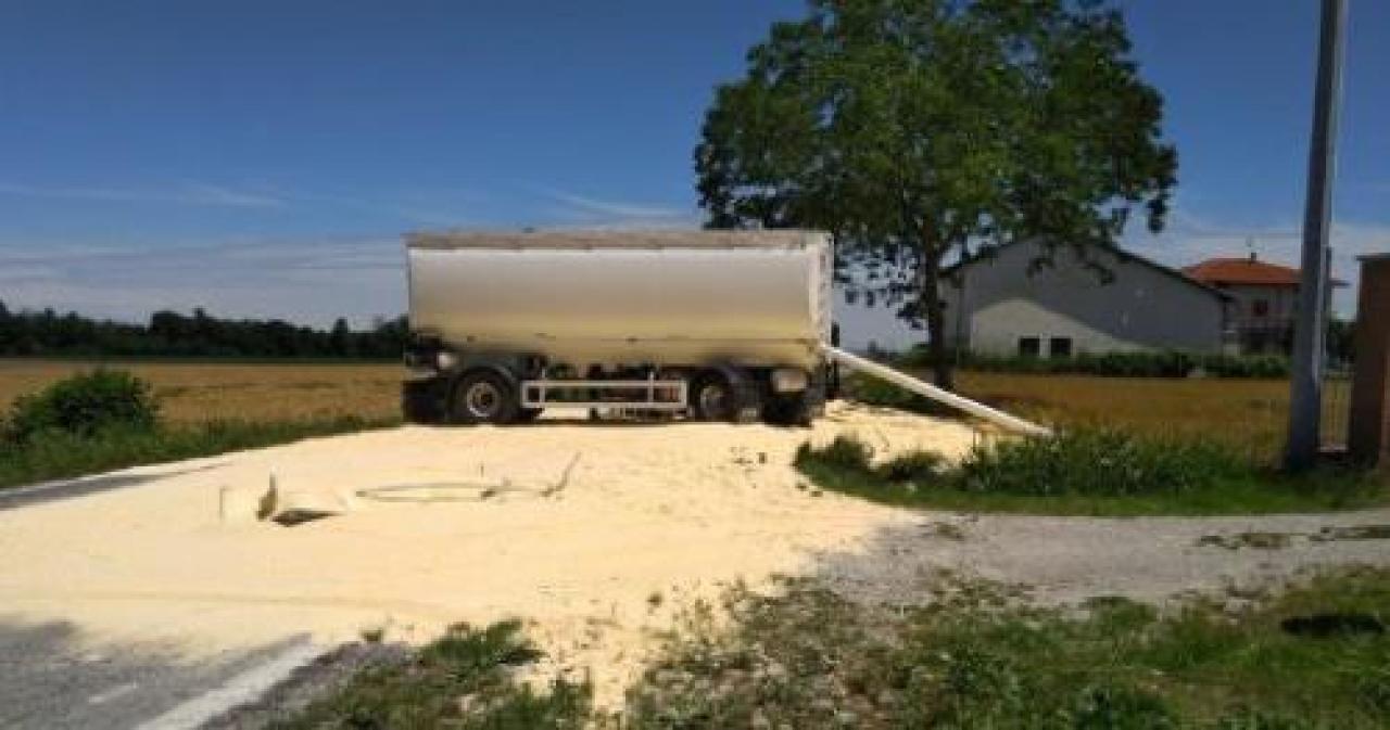 Un carico di mais si riversa sulla strada