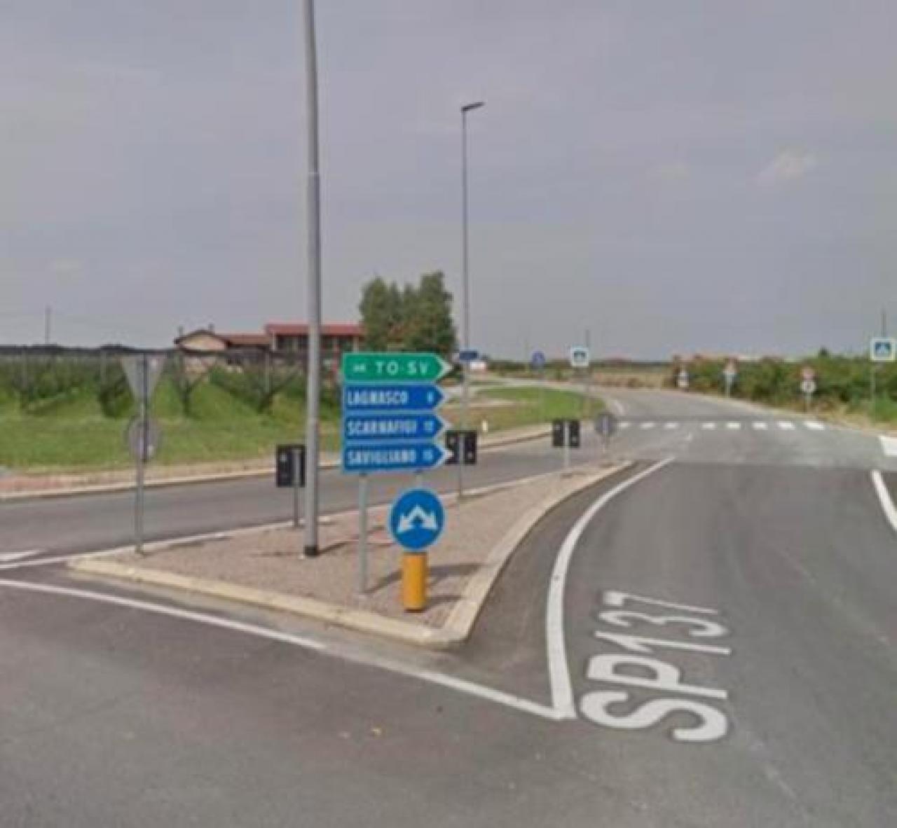 Un marciapiede verso il cimitero