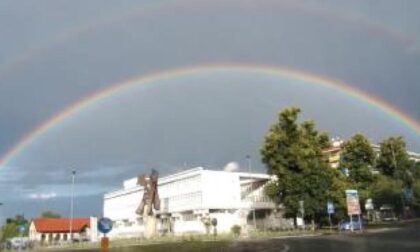 Un super arcobaleno sopra la città dopo il temporale