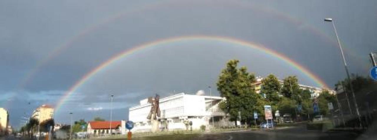 Un super arcobaleno sopra la città dopo il temporale