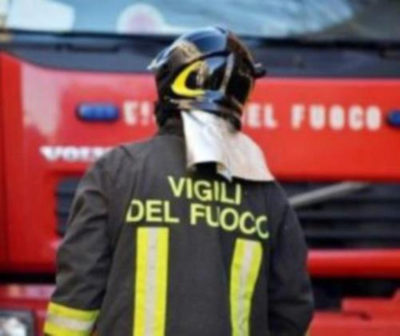 Villafalletto, rogo nel piazzale