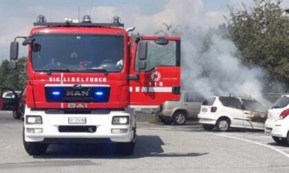 Automobile in fiamme nel parcheggio Mercatò