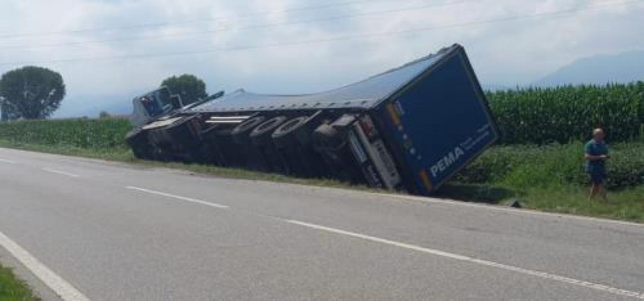 Cervignasco, Tir fuori strada sulla provinciale
