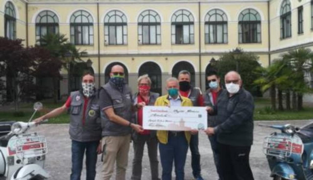 Donazione del vespa club all’ospedale