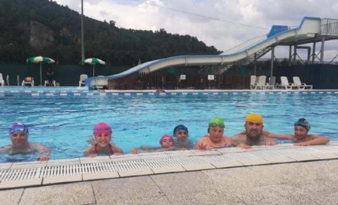 Giochi, tuffi e la scoperta dei Santi