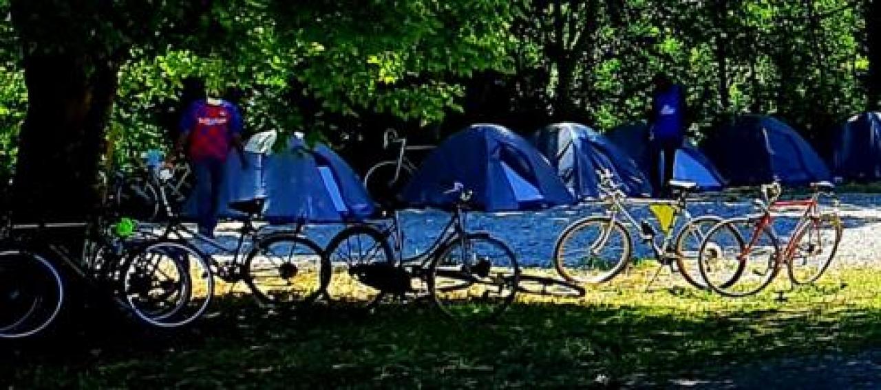 Il sindaco, con le mani legate, ospita i migranti nel cortile del comune. il consiglio si spacca Busca costretta a ospitare gli stagionali Scoppia la polemica con Pessina e 5 Stelle