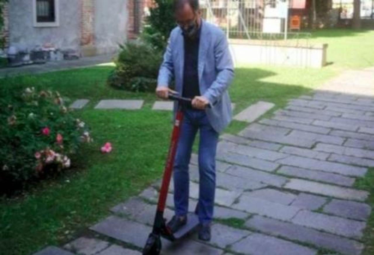 Il sindaco in monopattino