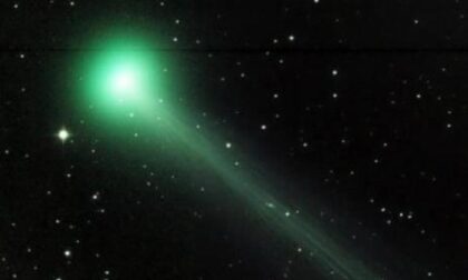 La cometa sfila nel cuore della notte