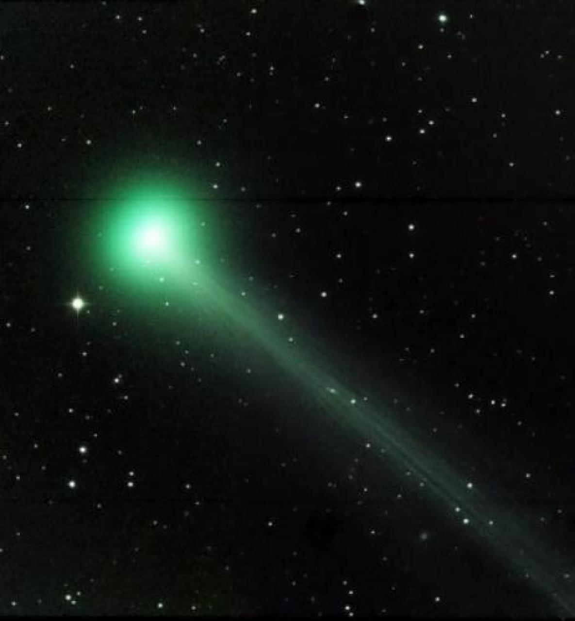 La cometa sfila nel cuore della notte