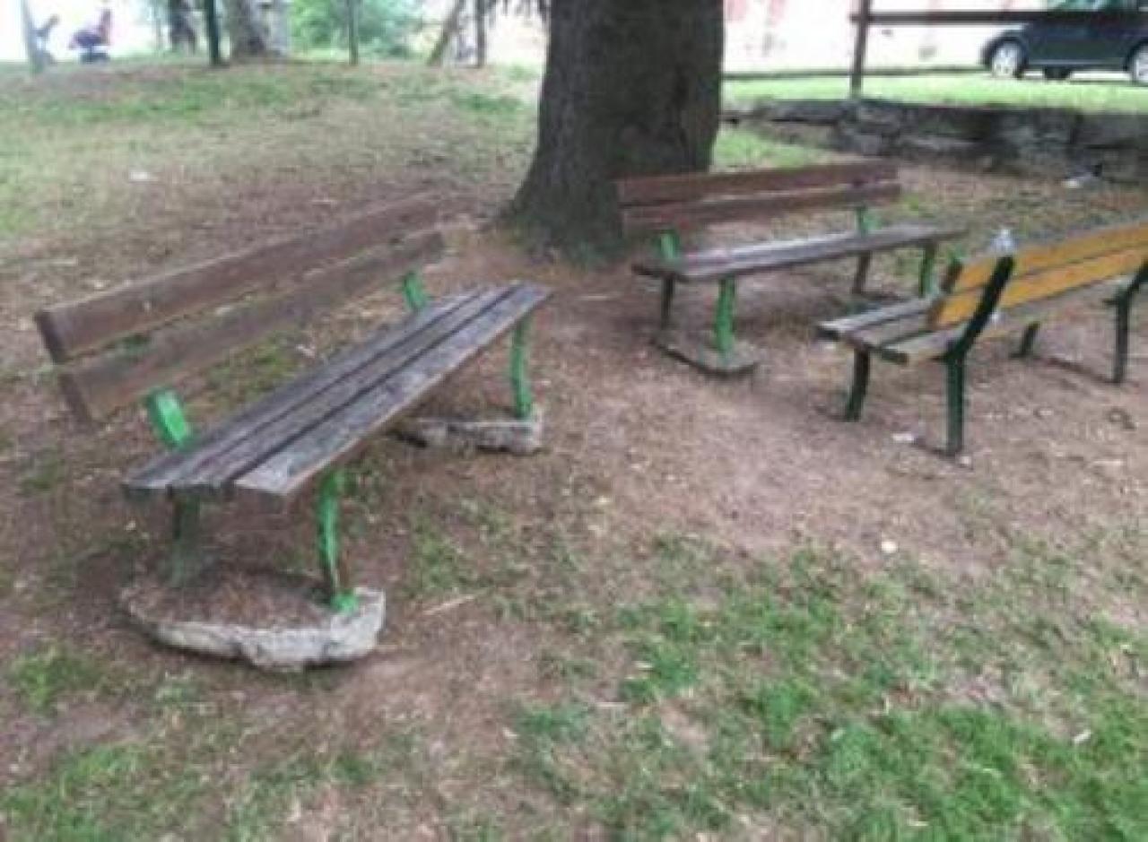 Panchine sradicate nel parco del Maero