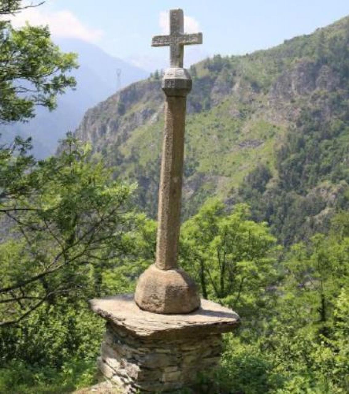 Restaurate le croci in pietra di Stroppo