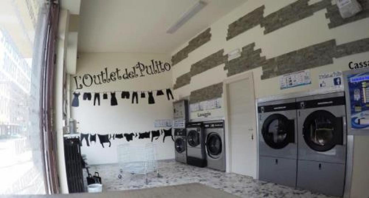 Revello, in piazza Battisti apre una nuova lavanderia