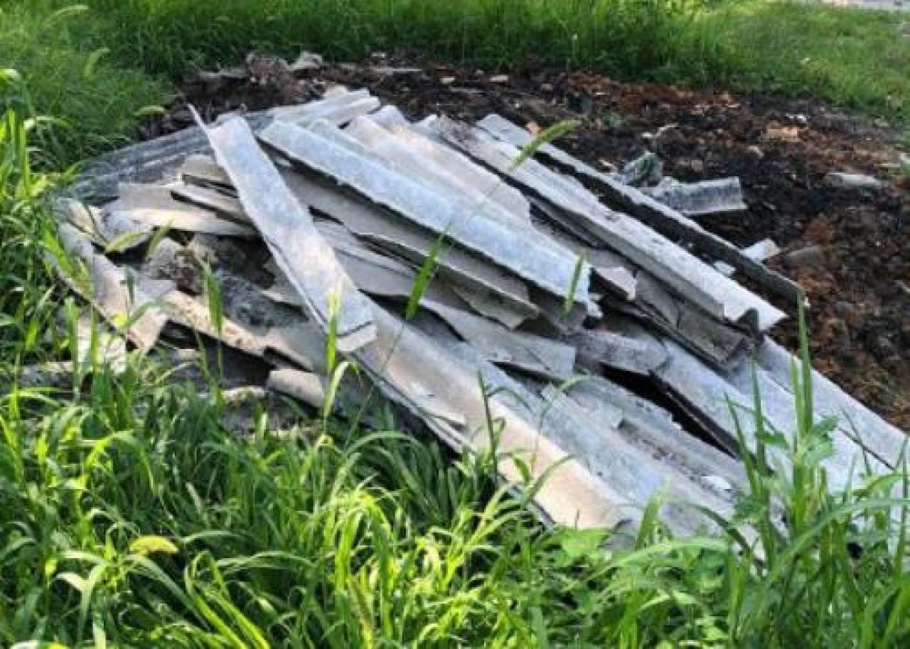 Revello, lastre di eternit abbandonate nella notte