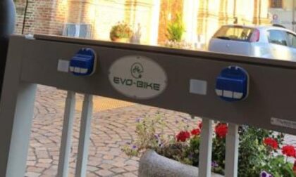 Ricarica per le bici elettriche sotto i portici del municipio