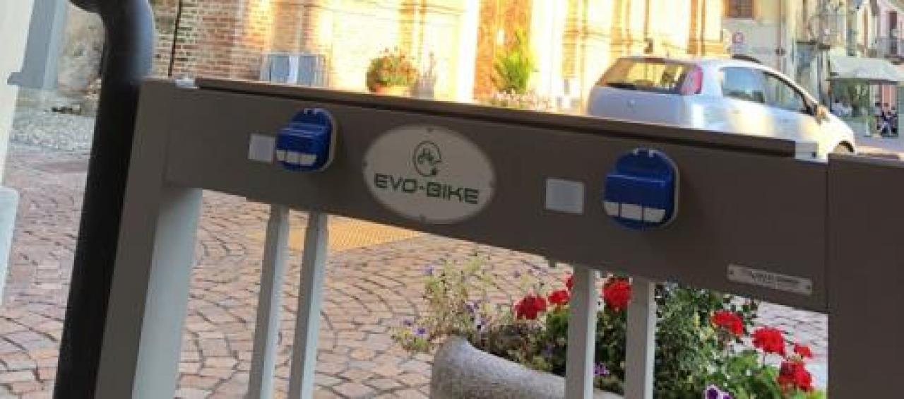 Ricarica per le bici elettriche sotto i portici del municipio