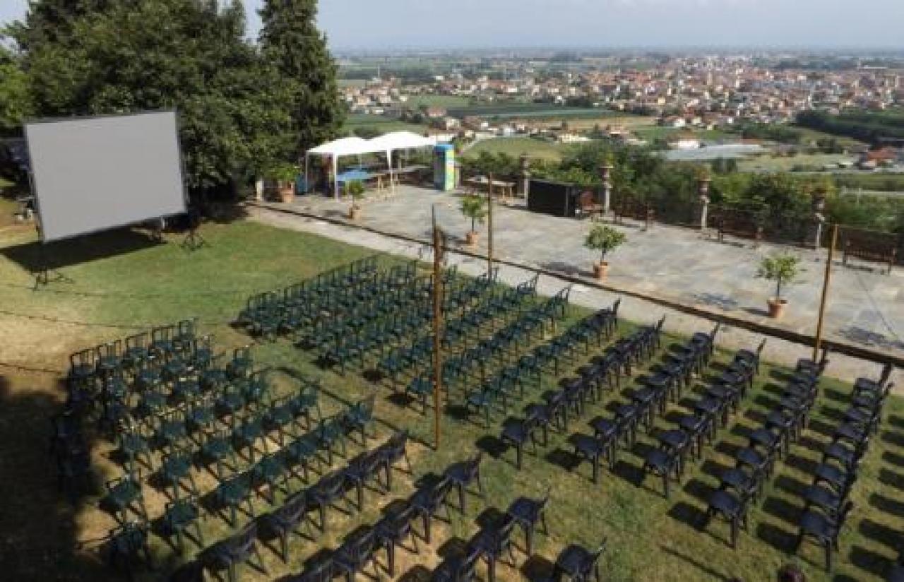 Risate e riflessioni nelle commedie del “Cinema sotto le stelle” di Busca