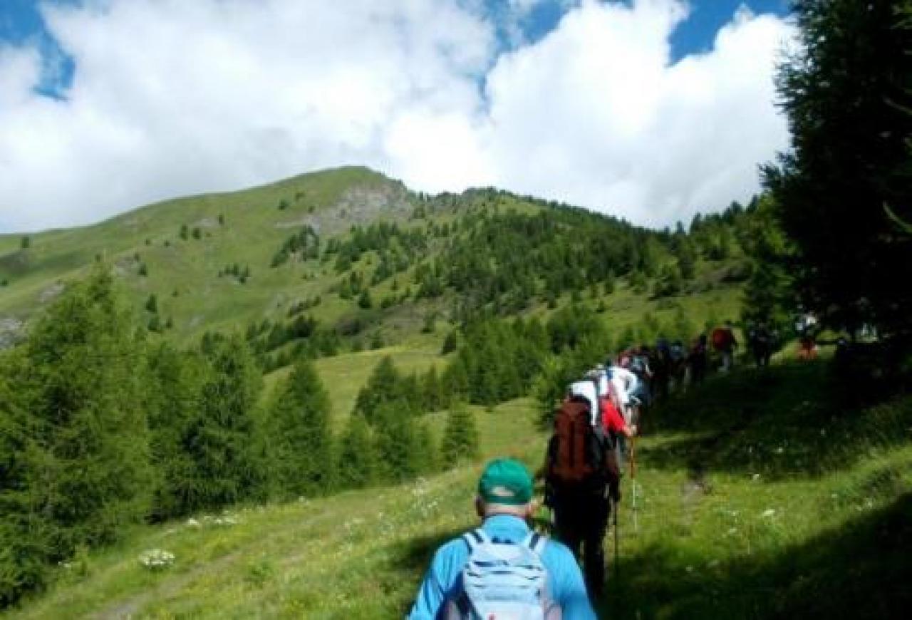 San michele prazzo, una passeggiata piena di sorprese La via degli gnomi di legno
