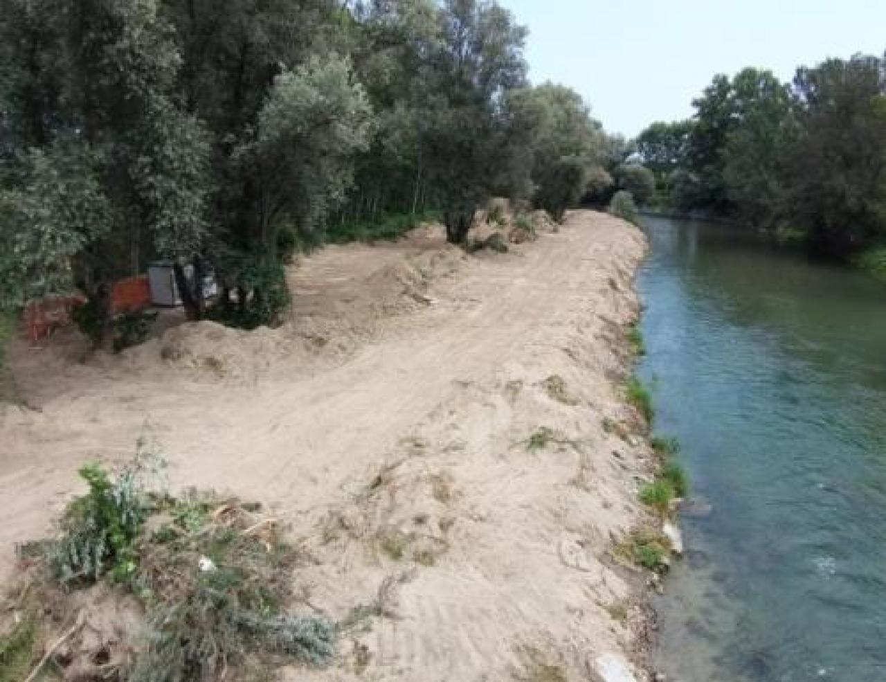 Si lavora nell’alveo del Po a monte e a valle del ponte