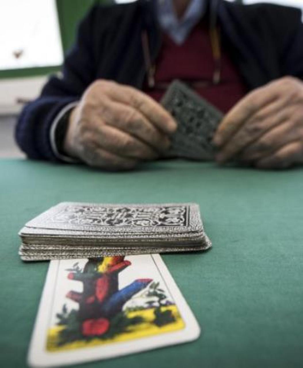 Si torna a giocare a carte nei circoli e locali pubblici