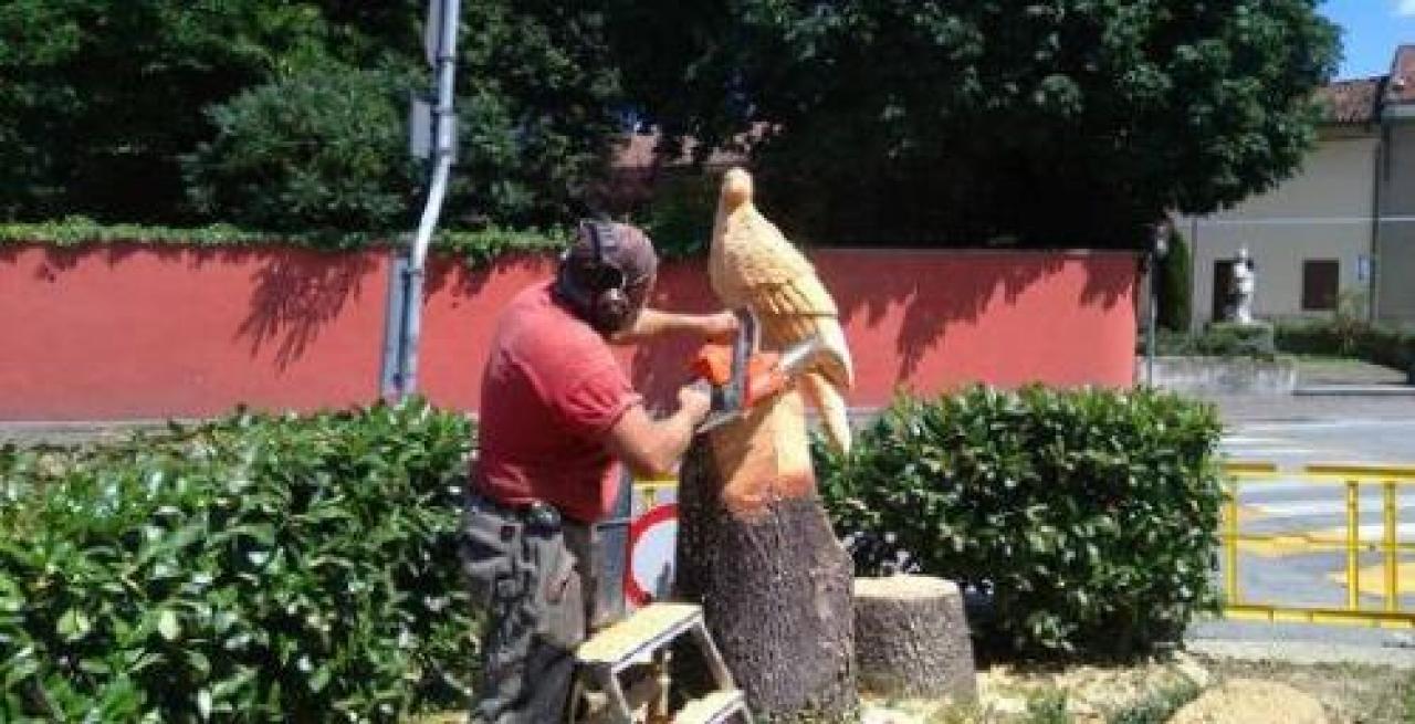 Una scultura in legno in ricordo del conte