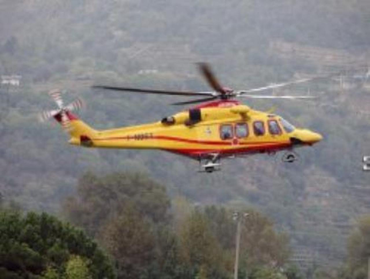 Bimbo cade dal balcone e atterra sul materassino