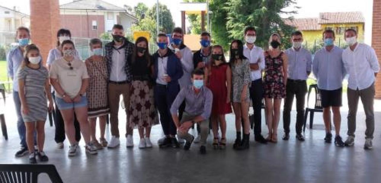 Cardè, la leva del 2002 festeggia nonostante il virus: messa e consegna della costituzione