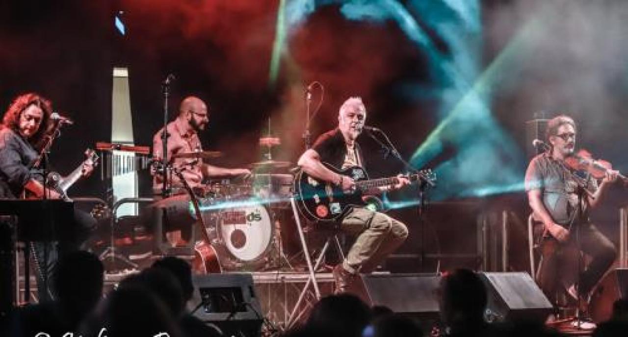 L’energia del folk in dialetto comasco nel concerto di Davide Van De Sfroos