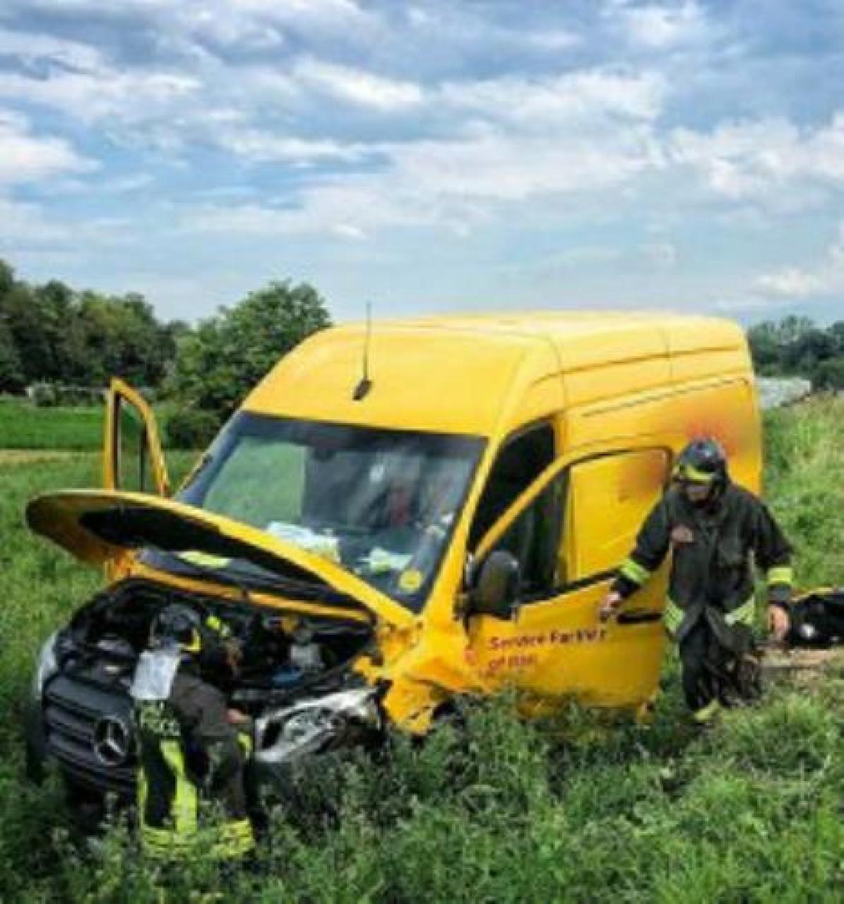 Auto contro due furgoni sulla strada della Colletta