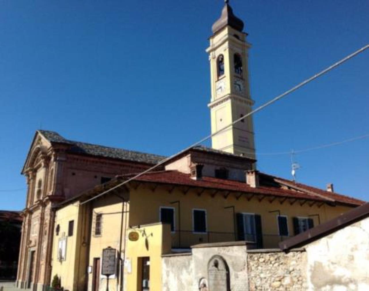 Castelletto, si sistema il sagrato della chiesa