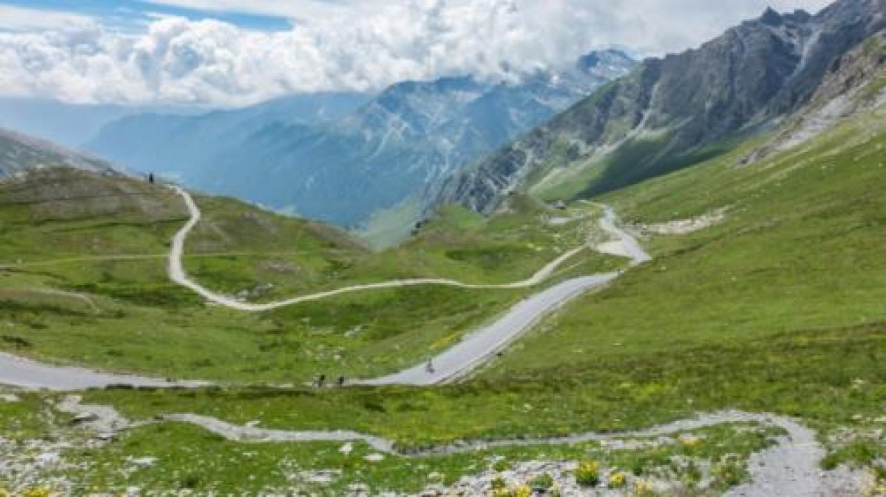 Data storica Coraggio e passione ispirarono l’opera, costata appena 70 milioni di lire, oggi raccontata in un libro La strada dell’Agnello ha cinquant’anni Sabato 19 settembre 1970 l’inaugurazione Sabato l’evento: prima sul colle, poi al Chalet di Pontechianale