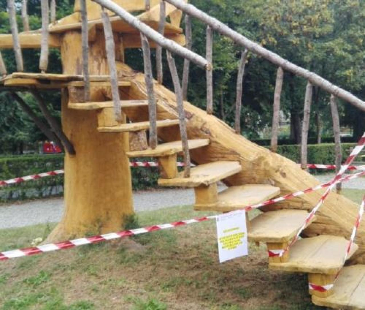 Divieto di accesso alla panchina in legno