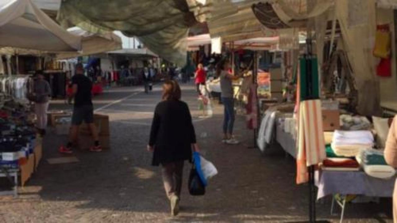 Economia Il Comune distribuisce 710 euro a ciascuno Busca, slitta la rata dei mutui Un fondo per 180 negozianti hrgerhg khkjh