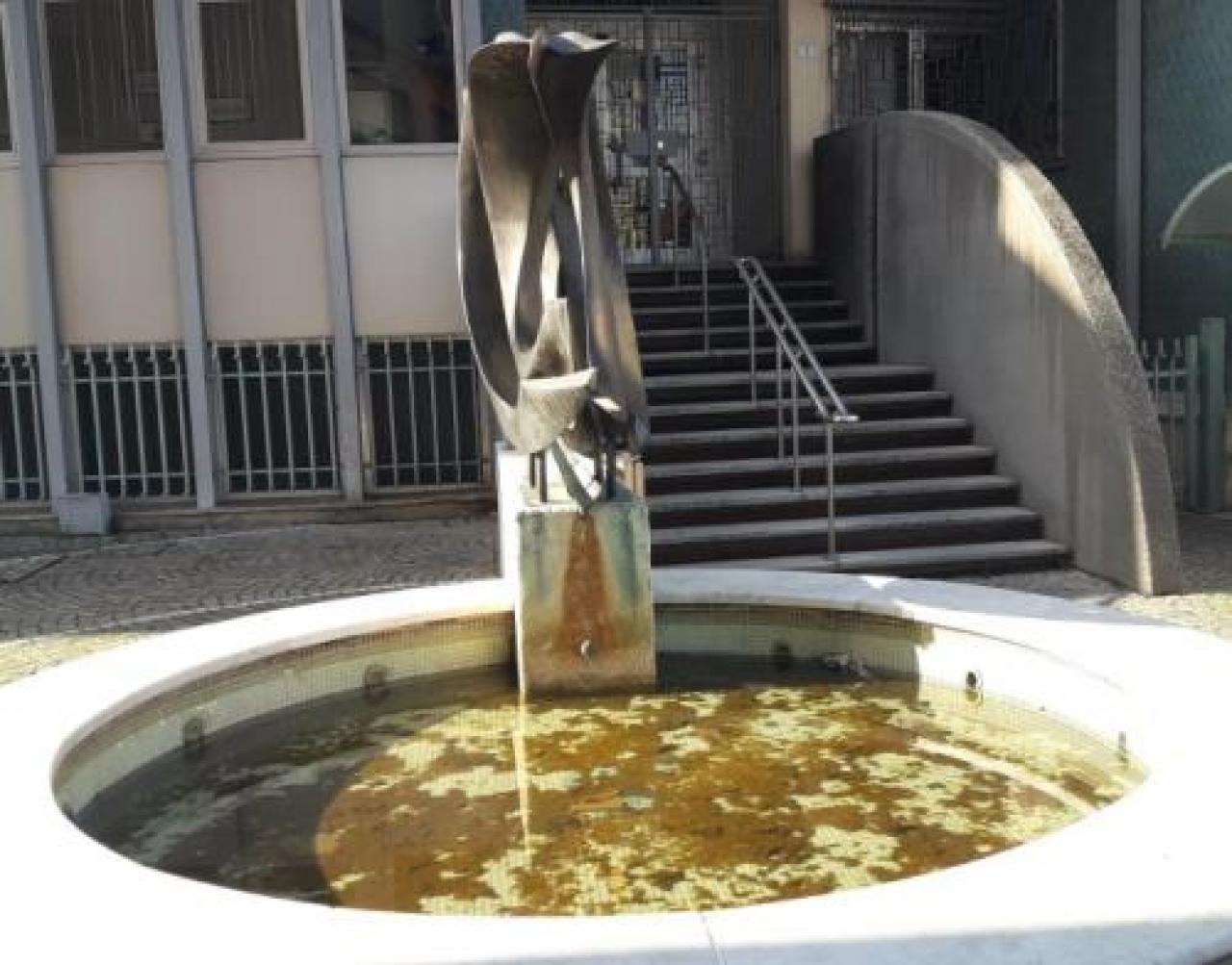 Fontane sporche e selva nell’ex sede asl. serve più cura jfupoasiu pouf poasdu