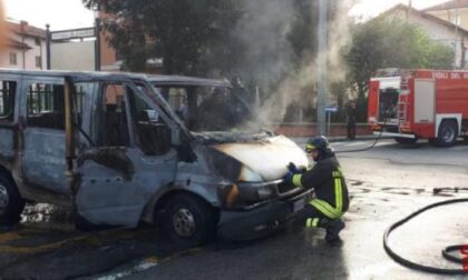 Furgone in fiamme nei pressi dell’ospedale