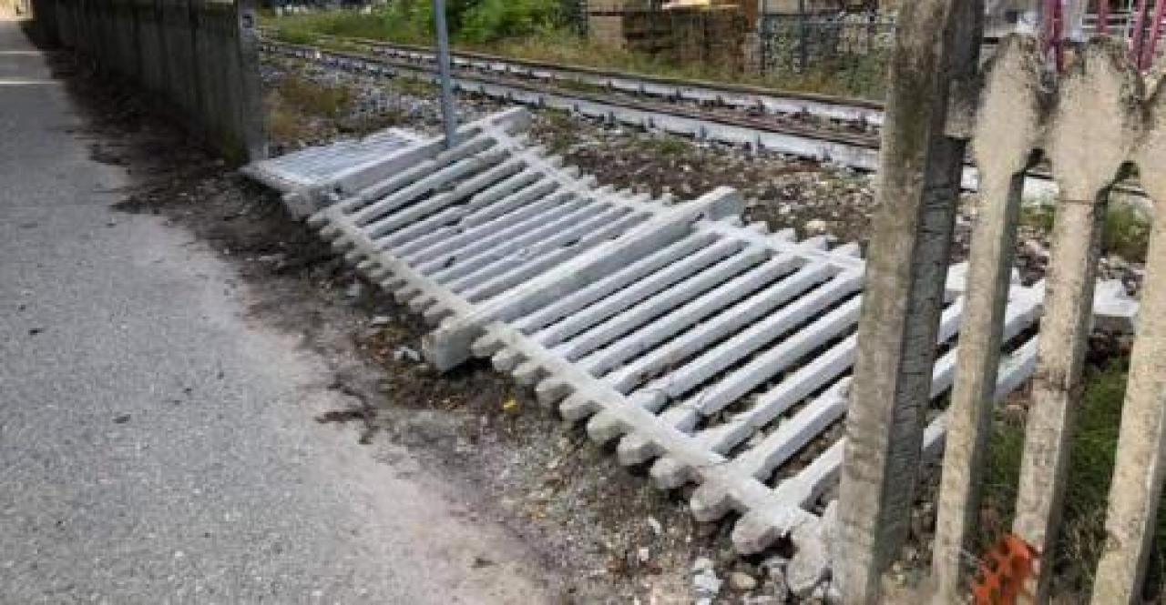 Il parroco: «cerchiamo testimoni, amaro vedere rovinato un bene curato da tanti» Vandali in azione a Villanovetta alla cappella di Madonna della Neve