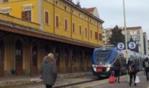 In cinquecento in stazione con valigia e biglietto “r ichiedono” il treno per Cuneo e Savigliano