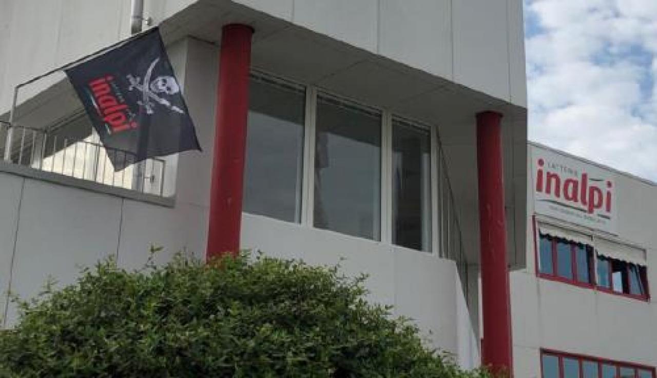 La bandiera pirata issata sull’Inalpi