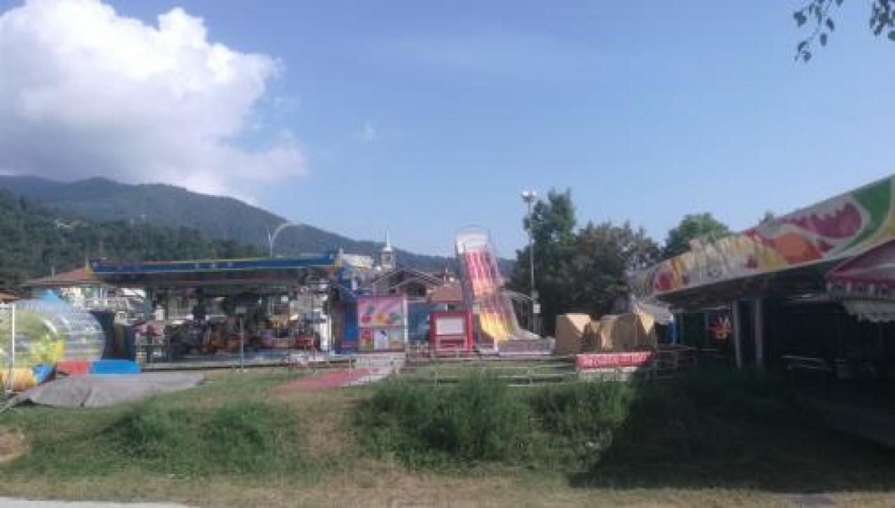 La polemica coinvolge i giostrai (spostati sul lungo po) e divide i commercianti Boom di turisti nell’estate paesanese Ma la festa patronale è un mezzo flop