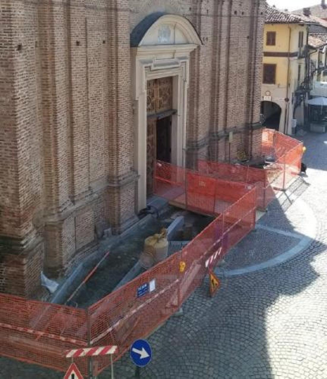 Lavori al sagrato della parrocchia