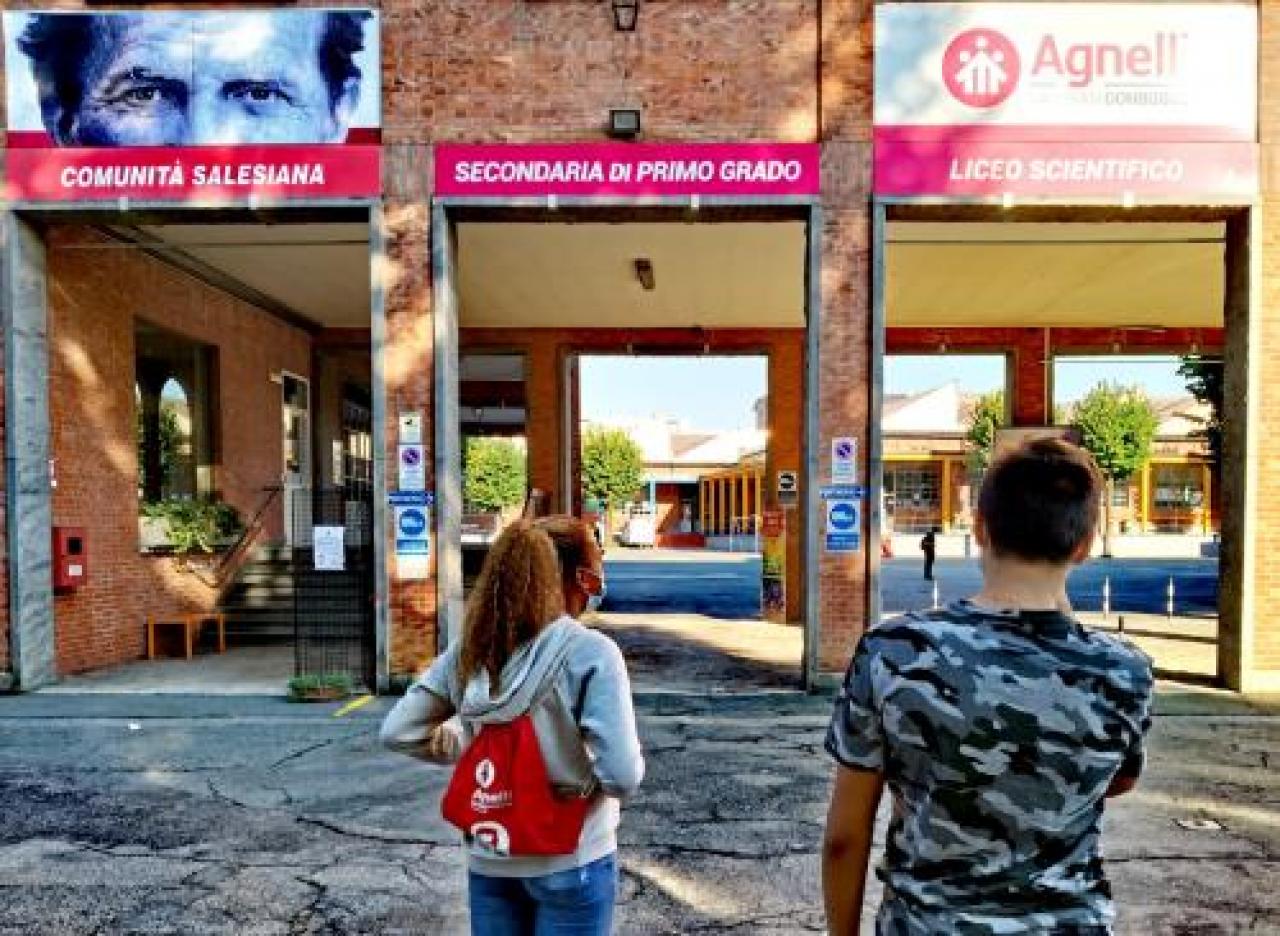 Milletrecento sacche e milletrecento borracce per il primo giorno all’importante istituto torinese A scuola con responsabilità: all’Agnelli il kit di benvenuto di Missioni Don Bosco