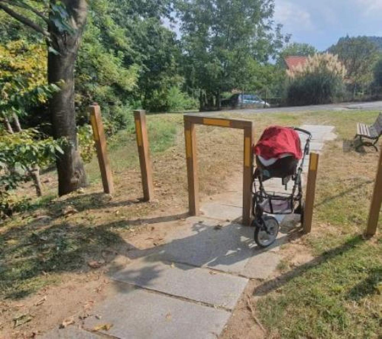 Pali anti-moto sulla collina dei Reduci di Verzuolo Il passeggino non passa, il Comune corre ai ripari