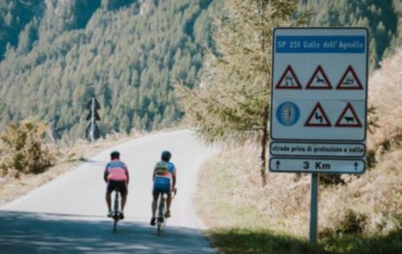 Parata di amministratori a venasca Una valle a misura di bici
