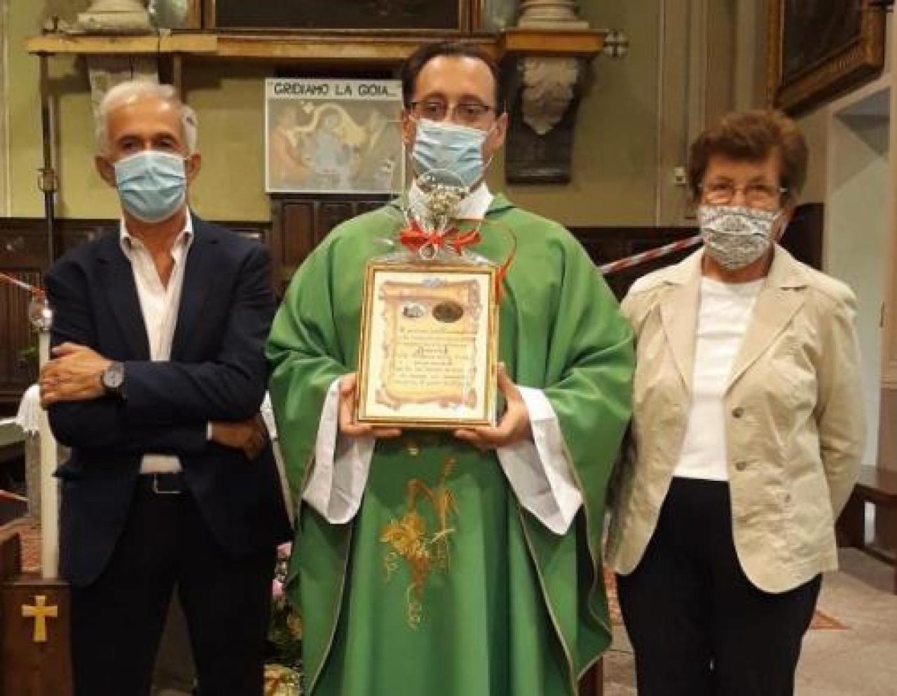 Pergamena in dono a don Silvio Sartore