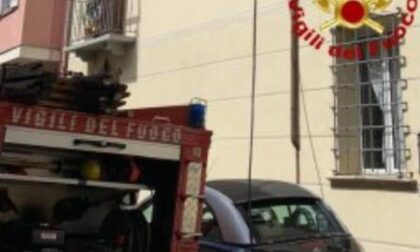 Pompiere fuori servizio estingue un incendio