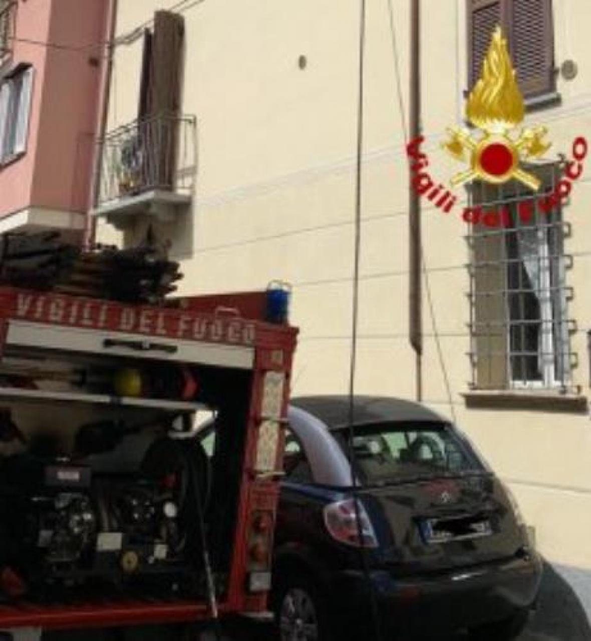 Pompiere fuori servizio estingue un incendio