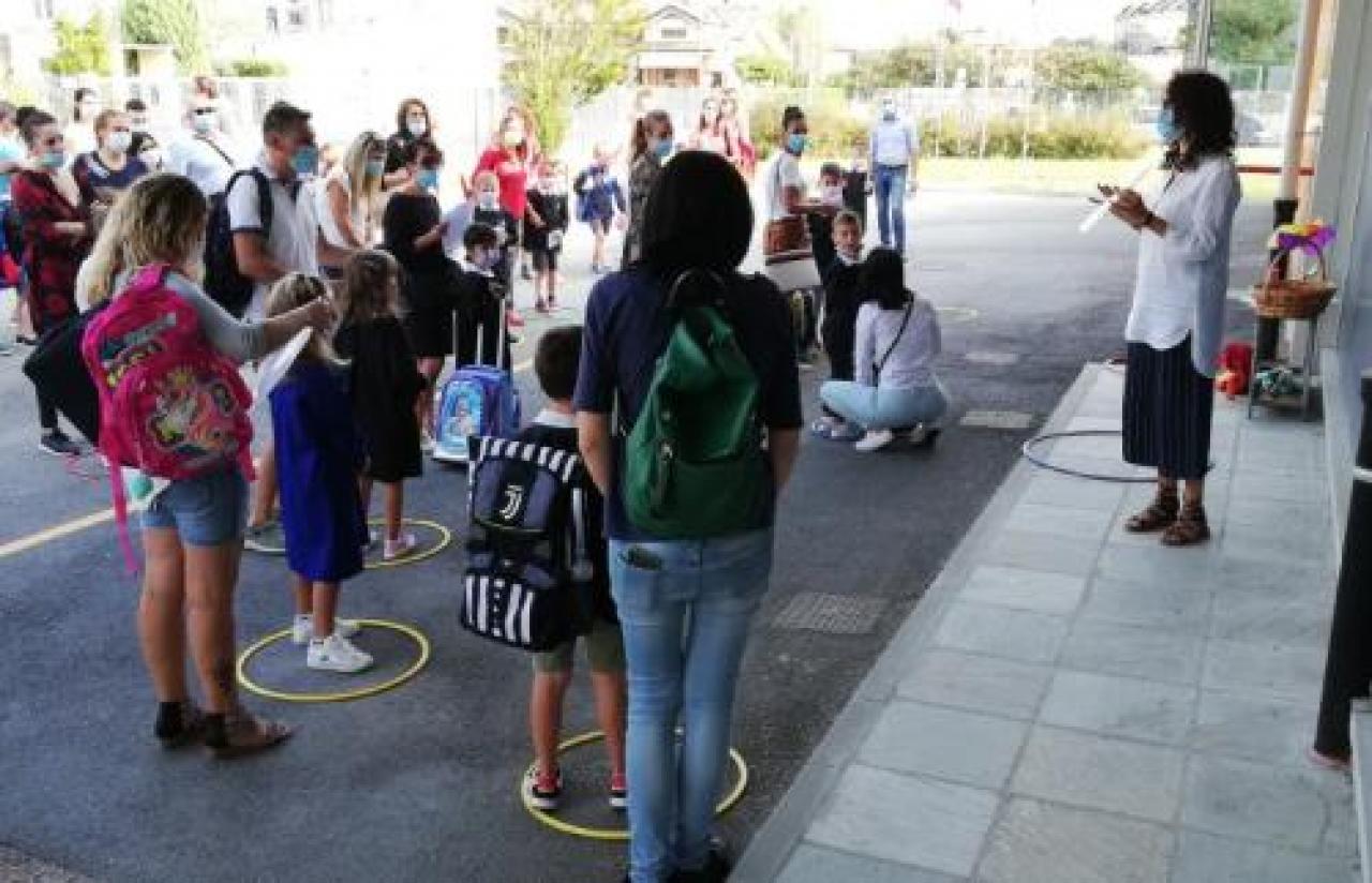 «Quanto ci piace questa nuova scuola ricavata all’interno dell’ex tribunale» Ingressi scaglionati, ma dopo sei mesi si può tornare finalmente in classe davanti alle scuole gli studenti si sono presentati con mascherina e autocertificazione